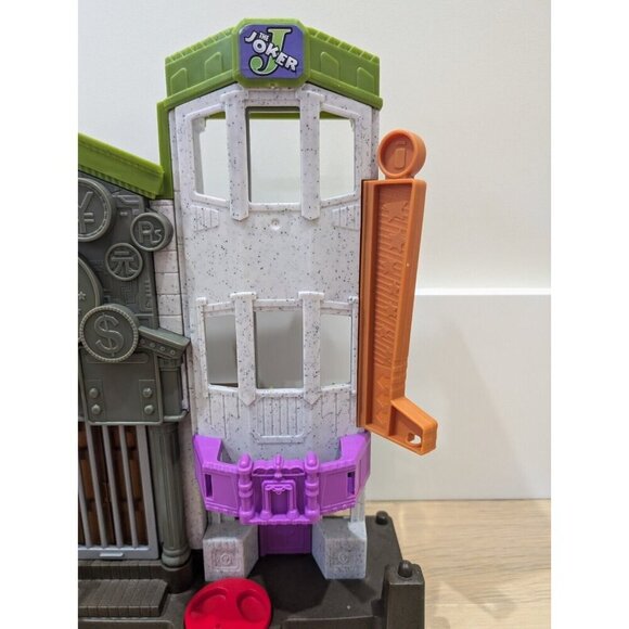 Imaginext DC Super Friends Batman The Joker Bank Crime Alley Playset & 5 Figures - Picture 8 of 16